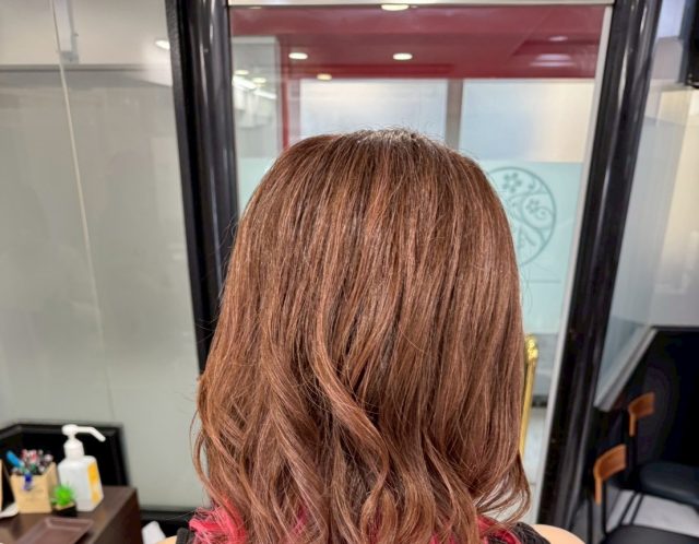 インナーカラー　レイヤーカット　ピンクベージュ　ブリーチ　ケアブリーチ　白髪ぼかし