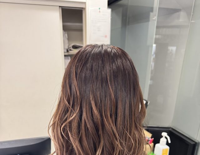 ピンクベージュ　グラデーション　バレイヤージュ　白髪ぼかし　本厚木